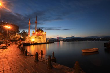 Beşiktaş, İstanbul 'daki Buyuk Mecidiye Camii olarak da bilinen Ortakoy Camii