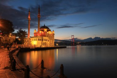 Beşiktaş, İstanbul 'daki Buyuk Mecidiye Camii olarak da bilinen Ortakoy Camii