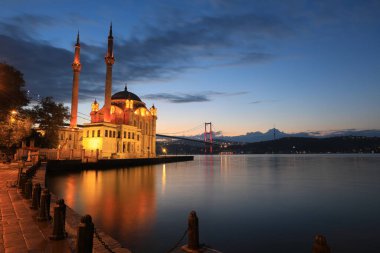 Beşiktaş, İstanbul 'daki Buyuk Mecidiye Camii olarak da bilinen Ortakoy Camii