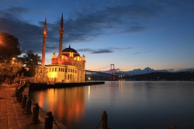 Beşiktaş, İstanbul 'daki Buyuk Mecidiye Camii olarak da bilinen Ortakoy Camii