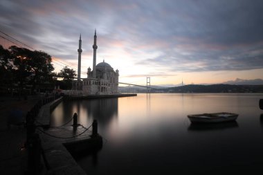 Beşiktaş, İstanbul 'daki Buyuk Mecidiye Camii olarak da bilinen Ortakoy Camii