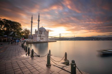 Beşiktaş, İstanbul 'daki Buyuk Mecidiye Camii olarak da bilinen Ortakoy Camii