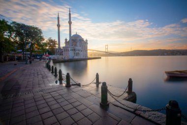 Beşiktaş, İstanbul 'daki Buyuk Mecidiye Camii olarak da bilinen Ortakoy Camii