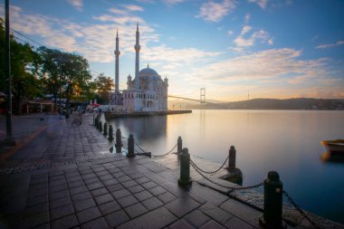 Beşiktaş, İstanbul 'daki Buyuk Mecidiye Camii olarak da bilinen Ortakoy Camii