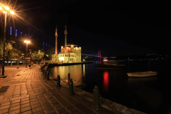 土耳其伊斯坦布尔Besiktas的Ortakoy清真寺 又名Buyuk Mecidiye Camii — 图库照片