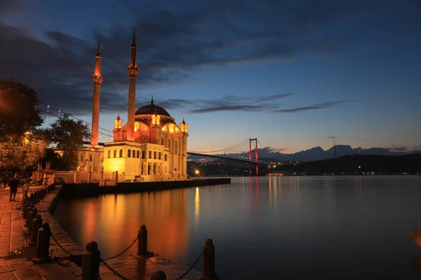 土耳其伊斯坦布尔Besiktas的Ortakoy清真寺 又名Buyuk Mecidiye Camii — 图库照片