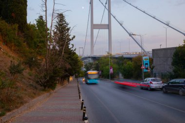 İstanbul 'daki İstanbul Boğaz Köprüsü' ndeki gece trafiğinin Avrupa ve Asya 'yı birbirine bağlayan birinci şahıs soyutlaması
