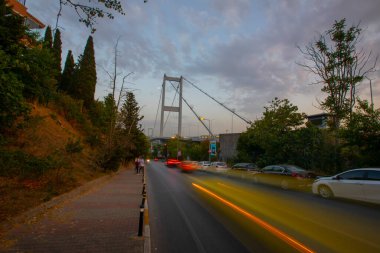İstanbul 'daki İstanbul Boğaz Köprüsü' ndeki gece trafiğinin Avrupa ve Asya 'yı birbirine bağlayan birinci şahıs soyutlaması