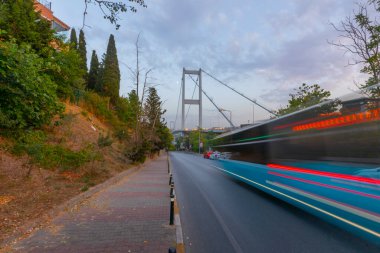 İstanbul 'daki İstanbul Boğaz Köprüsü' ndeki gece trafiğinin Avrupa ve Asya 'yı birbirine bağlayan birinci şahıs soyutlaması