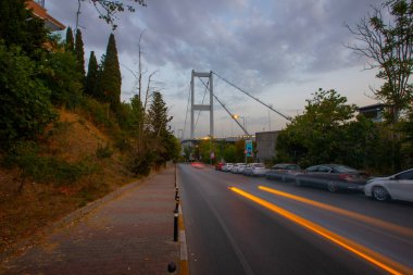 İstanbul 'daki İstanbul Boğaz Köprüsü' ndeki gece trafiğinin Avrupa ve Asya 'yı birbirine bağlayan birinci şahıs soyutlaması