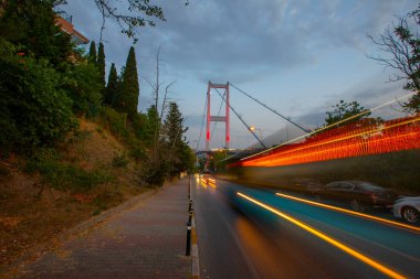 İstanbul 'daki İstanbul Boğaz Köprüsü' ndeki gece trafiğinin Avrupa ve Asya 'yı birbirine bağlayan birinci şahıs soyutlaması