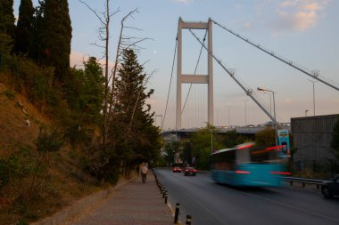 İstanbul 'daki İstanbul Boğaz Köprüsü' ndeki gece trafiğinin Avrupa ve Asya 'yı birbirine bağlayan birinci şahıs soyutlaması