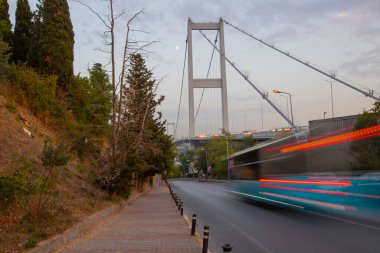 İstanbul 'daki İstanbul Boğaz Köprüsü' ndeki gece trafiğinin Avrupa ve Asya 'yı birbirine bağlayan birinci şahıs soyutlaması