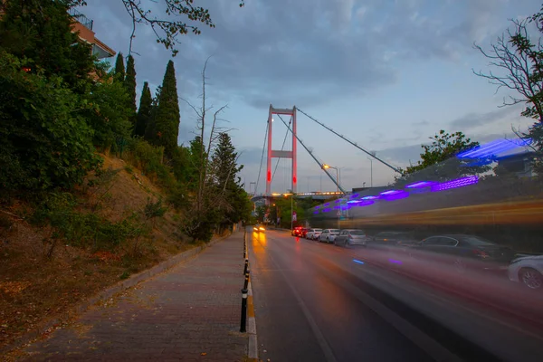 2大陸 ヨーロッパ アジアを結ぶイスタンブールのボスポラス橋の夜間交通の眺めの中の一人称抽象 — ストック写真