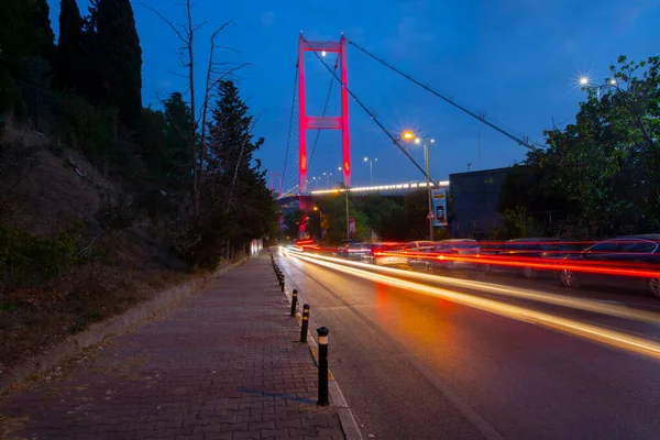 İstanbul 'daki İstanbul Boğaz Köprüsü' ndeki gece trafiğinin Avrupa ve Asya 'yı birbirine bağlayan birinci şahıs soyutlaması