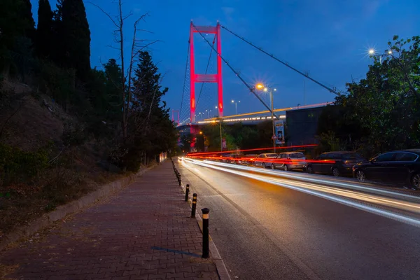 伊斯坦布尔博斯普鲁斯桥连接欧洲和亚洲两大洲夜间交通的第一人称抽象内景 — 图库照片