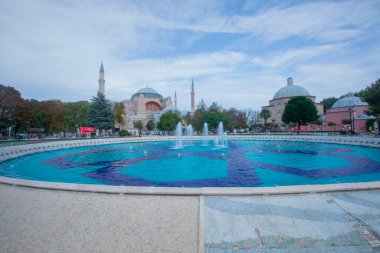 Fıskiyeli güzel Ayasofya manzarası, Hıristiyan ataerkil bazilikası, imparatorluk camisi ve şimdi de bir müze, İstanbul, Türkiye