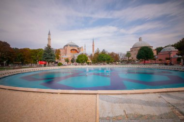 Fıskiyeli güzel Ayasofya manzarası, Hıristiyan ataerkil bazilikası, imparatorluk camisi ve şimdi de bir müze, İstanbul, Türkiye