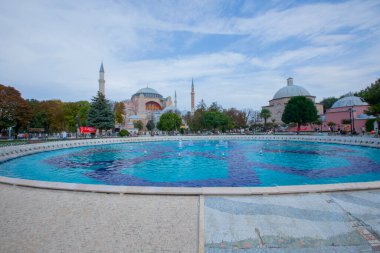 Fıskiyeli güzel Ayasofya manzarası, Hıristiyan ataerkil bazilikası, imparatorluk camisi ve şimdi de bir müze, İstanbul, Türkiye