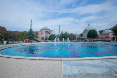 Fıskiyeli güzel Ayasofya manzarası, Hıristiyan ataerkil bazilikası, imparatorluk camisi ve şimdi de bir müze, İstanbul, Türkiye