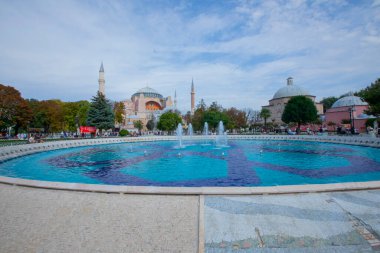 Fıskiyeli güzel Ayasofya manzarası, Hıristiyan ataerkil bazilikası, imparatorluk camisi ve şimdi de bir müze, İstanbul, Türkiye