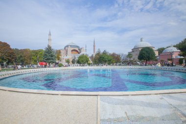 Fıskiyeli güzel Ayasofya manzarası, Hıristiyan ataerkil bazilikası, imparatorluk camisi ve şimdi de bir müze, İstanbul, Türkiye