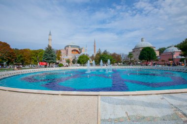 Fıskiyeli güzel Ayasofya manzarası, Hıristiyan ataerkil bazilikası, imparatorluk camisi ve şimdi de bir müze, İstanbul, Türkiye