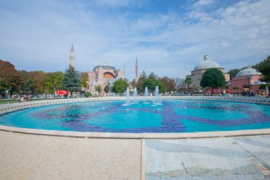 Fıskiyeli güzel Ayasofya manzarası, Hıristiyan ataerkil bazilikası, imparatorluk camisi ve şimdi de bir müze, İstanbul, Türkiye