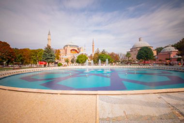 Fıskiyeli güzel Ayasofya manzarası, Hıristiyan ataerkil bazilikası, imparatorluk camisi ve şimdi de bir müze, İstanbul, Türkiye