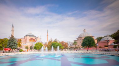 Fıskiyeli güzel Ayasofya manzarası, Hıristiyan ataerkil bazilikası, imparatorluk camisi ve şimdi de bir müze, İstanbul, Türkiye