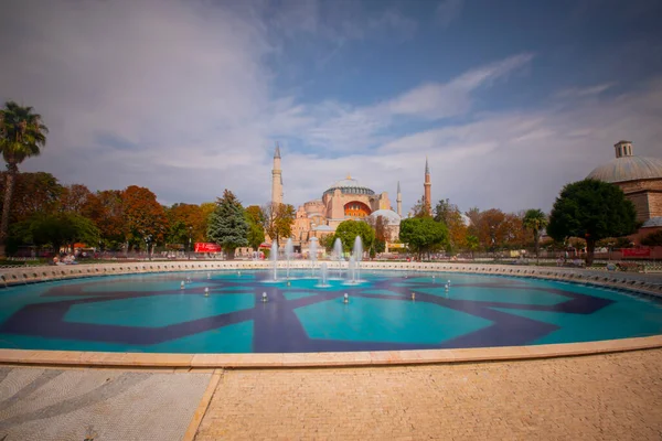 噴水のある美しいハギア ソフィアの眺め キリスト教の家父長制の大聖堂 帝国のモスク そして今は博物館 イスタンブール トルコ — ストック写真