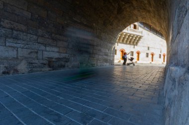 Yeni cami sultanı konağı, halk ve şehir halkı uzun pozlama tekniği ile fotoğraflandı.