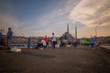 İstanbul 'un Eminn bölgesinde yer alan tarihi yeni cami, uzun pozlama tekniğiyle fotoğraflandı..