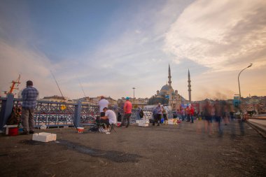 İstanbul 'un Eminn bölgesinde yer alan tarihi yeni cami, uzun pozlama tekniğiyle fotoğraflandı..