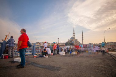 İstanbul 'un Eminn bölgesinde yer alan tarihi yeni cami, uzun pozlama tekniğiyle fotoğraflandı..