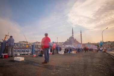 İstanbul 'un Eminn bölgesinde yer alan tarihi yeni cami, uzun pozlama tekniğiyle fotoğraflandı..