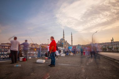 İstanbul 'un Eminn bölgesinde yer alan tarihi yeni cami, uzun pozlama tekniğiyle fotoğraflandı..