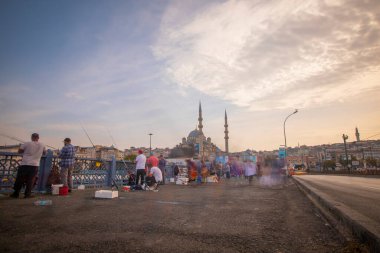 İstanbul 'un Eminn bölgesinde yer alan tarihi yeni cami, uzun pozlama tekniğiyle fotoğraflandı..