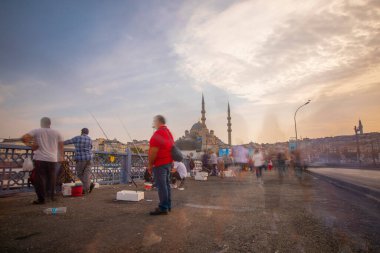 İstanbul 'un Eminn bölgesinde yer alan tarihi yeni cami, uzun pozlama tekniğiyle fotoğraflandı..