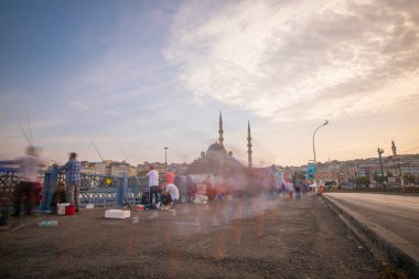 İstanbul 'un Eminn bölgesinde yer alan tarihi yeni cami, uzun pozlama tekniğiyle fotoğraflandı..