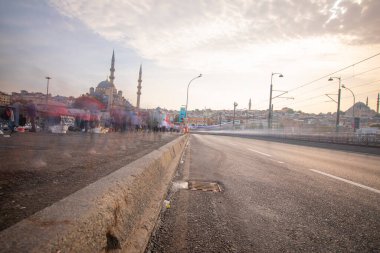 İstanbul 'un Eminn bölgesinde yer alan tarihi yeni cami, uzun pozlama tekniğiyle fotoğraflandı..