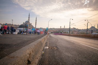 İstanbul 'un Eminn bölgesinde yer alan tarihi yeni cami, uzun pozlama tekniğiyle fotoğraflandı..