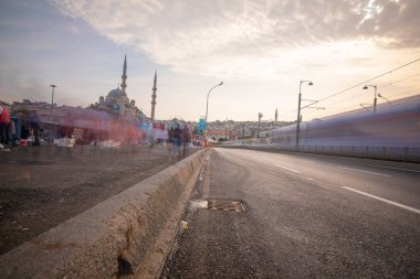 İstanbul 'un Eminn bölgesinde yer alan tarihi yeni cami, uzun pozlama tekniğiyle fotoğraflandı..
