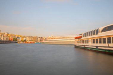 İstanbul 'un Eminn bölgesindeki tarihi feribotlar uzun pozlama tekniğiyle fotoğraflandı..
