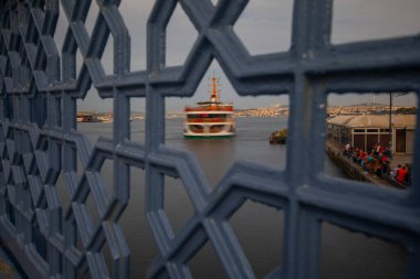 İstanbul 'un Eminn bölgesindeki tarihi feribotlar uzun pozlama tekniğiyle fotoğraflandı..