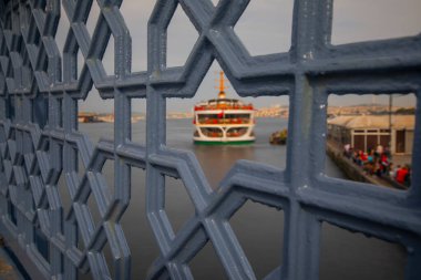 İstanbul 'un Eminn bölgesindeki tarihi feribotlar uzun pozlama tekniğiyle fotoğraflandı..