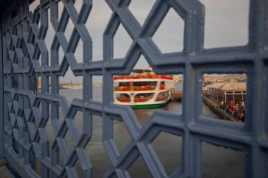 İstanbul 'un Eminn bölgesindeki tarihi feribotlar uzun pozlama tekniğiyle fotoğraflandı..