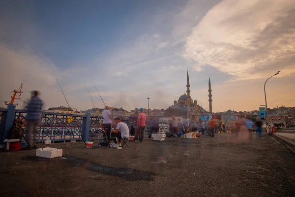 İstanbul 'un Eminn bölgesinde yer alan tarihi yeni cami, uzun pozlama tekniğiyle fotoğraflandı..