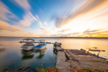 Kucukcekmece Gölü 'ndeki Kanarya kıyısından görüntü. Kucukcekmece Gölü, İstanbul ilinin Avrupa kesiminde, Türkiye 'nin kuzeybatısında yer alan bir göldür..