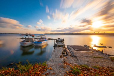 Kucukcekmece Gölü 'ndeki Kanarya kıyısından görüntü. Kucukcekmece Gölü, İstanbul ilinin Avrupa kesiminde, Türkiye 'nin kuzeybatısında yer alan bir göldür..